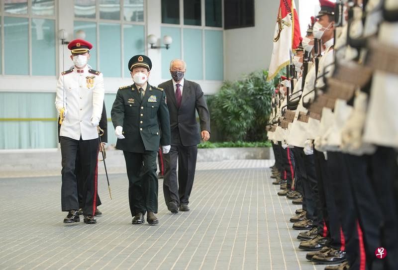 第一届新加坡—中国防长对话今天（6月9日）下午在国防部大楼举行，魏凤和在对话开始前检阅了仪仗队。（谢智扬摄） 