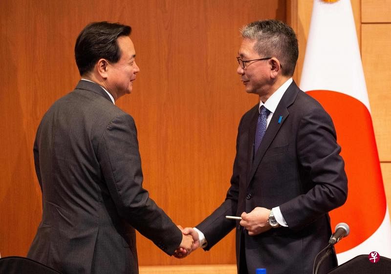 日本副外长森健良（右）和韩国副外长赵贤东在首尔举行了会谈，就继续密切磋商改善日韩关系达成一致。（法新社） 