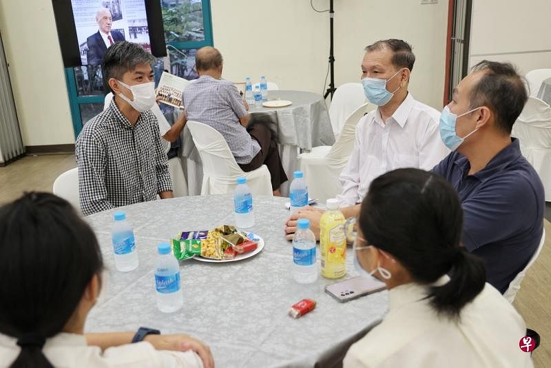 周炳麟的长子周璋荣（白衣），新民中学现任校长陈国强（蓝衣）以及学生等到灵堂吊唁。（徐颖荃摄） 