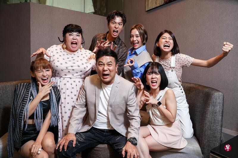演员阳光可乐（前排左起）、梁志强（导演）、蔡贝儿、茜茜（后排左起）、容启航、陈芷尤与黄诗敏分享了拍摄《女兵外传2》的挑战。（叶振忠摄） 