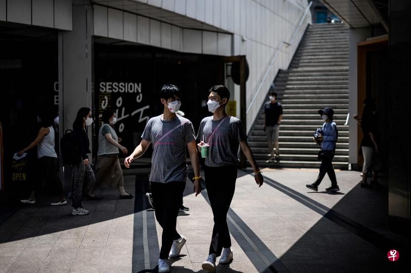 韩国专家认为，韩国医疗系统承受能力等部分指标达标，但死亡病例等指标未显著降低，在此情况下放宽隔离措施，疫情反弹时间会提前，损失规模将会增加。（法新社） 
