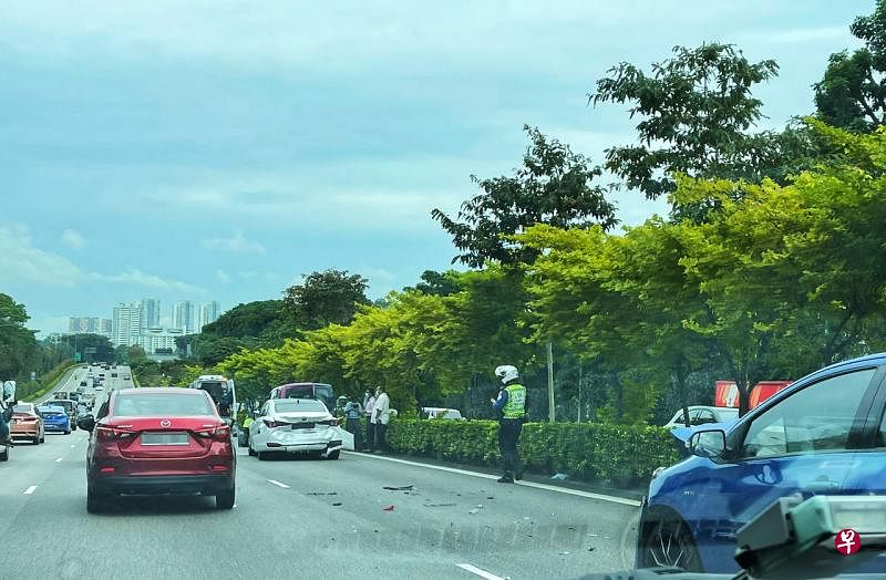 一辆白色汽车的车头车尾都被撞毁，后方的蓝色汽车车头也有损坏的痕迹，相信是蓝色汽车撞上白色汽车后所致。（郑智浩摄） 