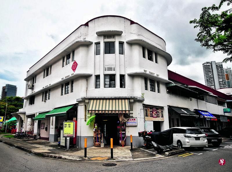 位于中峇鲁成保路的“平平标价”杂货店有着80多年的历史。（海峡时报） 