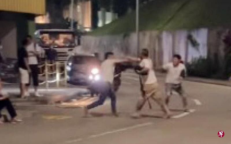 两名白衣男子起纠纷互相推搡。（截取自视频）  