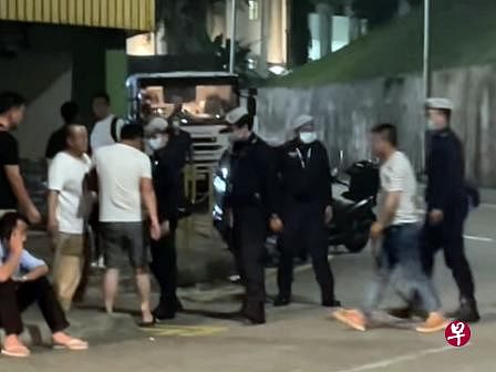 巡逻警员上前劝阻男子。（截取自视频） 