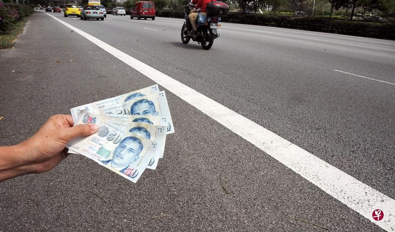 被告拿出100元想要贿赂警察。（示意图） 