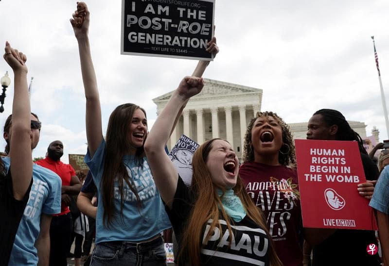 美国最高法院周五推翻了1973年罗诉韦德案（Roe v. Wade）的裁决，这项裁决承认妇女有堕胎的宪法权利，并使堕胎在全国范围内合法化。（路透社） 
