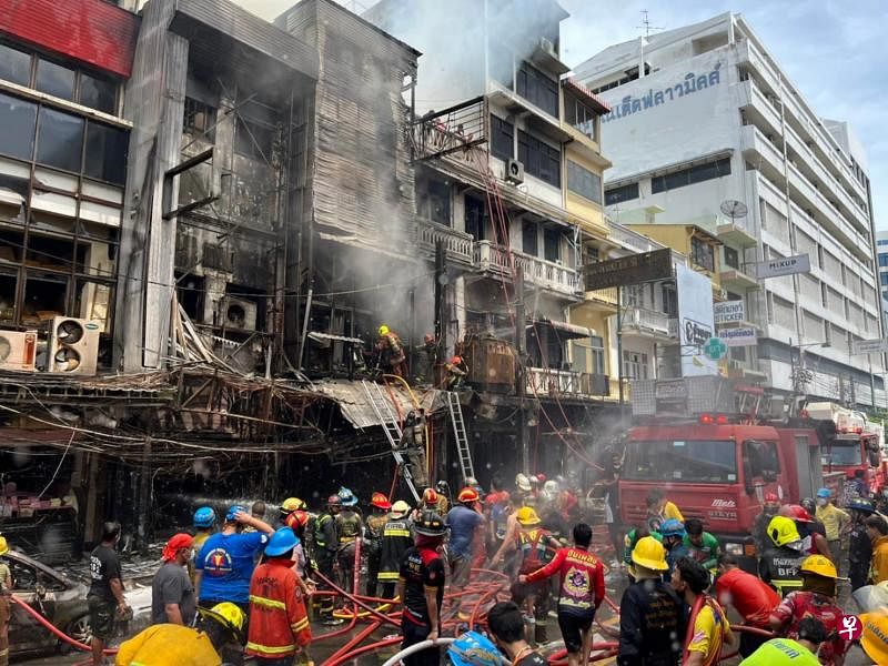 曼谷唐人街附近发生大火，烧毁多个店面，造成至少两人死亡。曼谷消防局派出大批消防员到场灌救。（取自Oaky Ekarat Soyin面簿） 