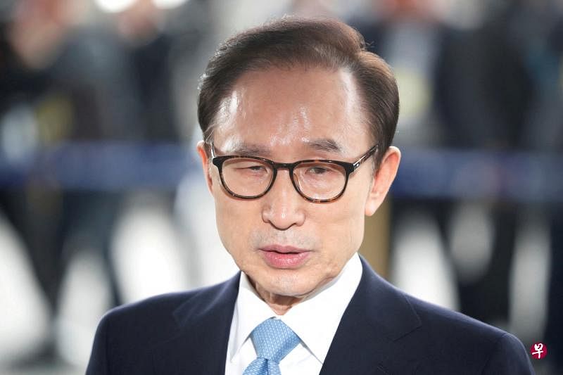 韩国检方周二（6月28日）对前总统李明博提交的服刑中止申请进行审查，考虑到其健康状况，决定批准暂缓服刑3个月。（路透社档案照） 