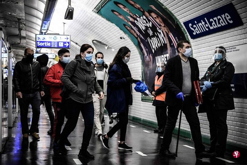 法国卫生部长呼吁民众在拥挤和封闭的空间恢复戴口罩，尤其是乘坐公共交通的时候。（法新社） 