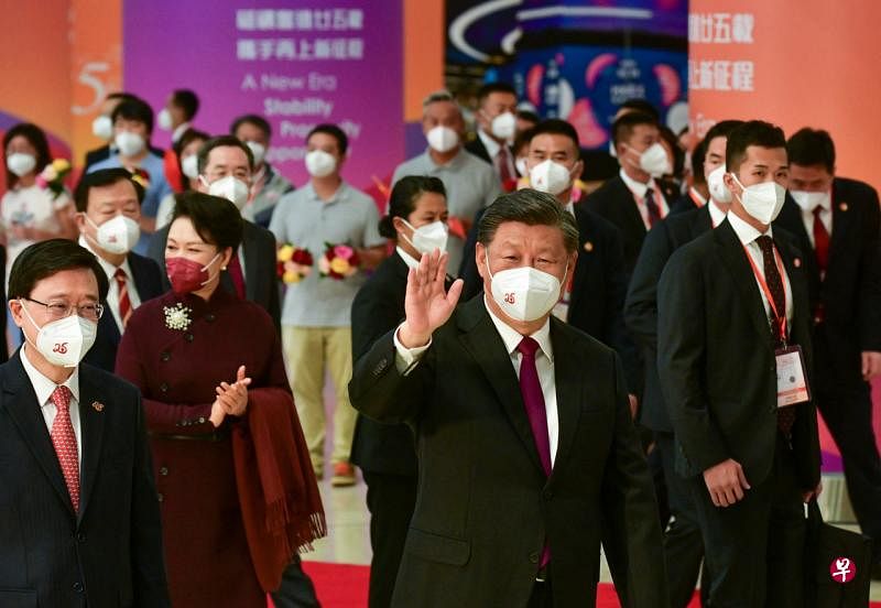 中国国家主席习近平（前排右）和夫人彭丽媛7月1日下午在香港特首李家超（前排左）的陪同下去到香港西九龙站，准备乘坐北上深圳的高铁专列离港。（路透社） 