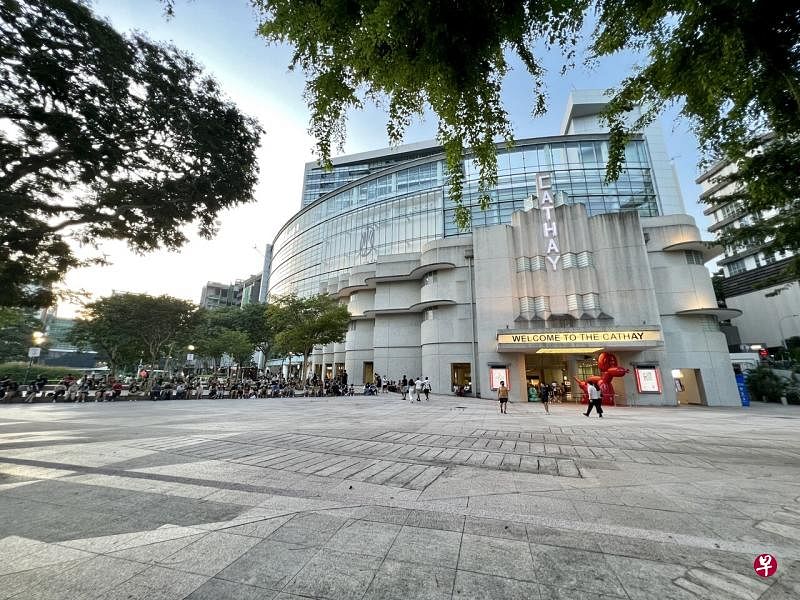 一周前上千人涌到国泰大厦外的空地看黄长俊表演，今天到场的人数显然减少许多。（龙国雄摄） 