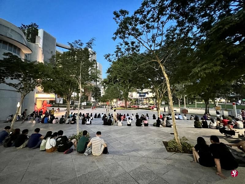 国泰大厦外的空地有不到200人坐在阶梯上，相信当中有不少是特地前去观赏黄长俊的表演。（龙国雄摄） 