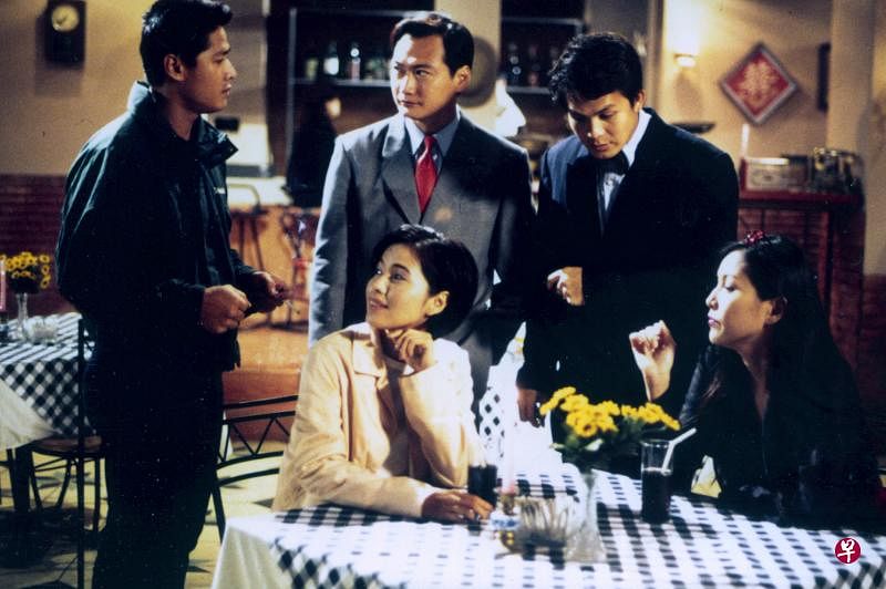 新传媒前身新视曾在1998年开拍重头剧《卫斯理传奇》，陶大宇（后排中）和郑惠玉（前排左）分别扮演灵魂人物“卫斯理”和“白素”。（档案照） 