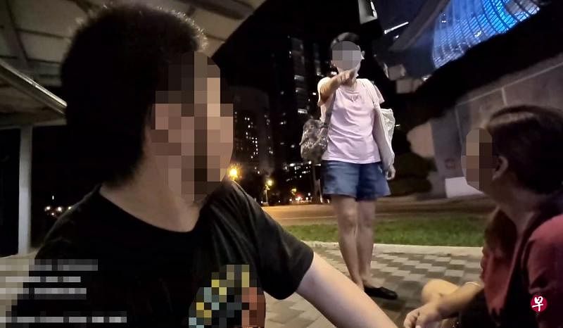 “面膜嫂”突然闯入夫妻的直播。（视频截图） 