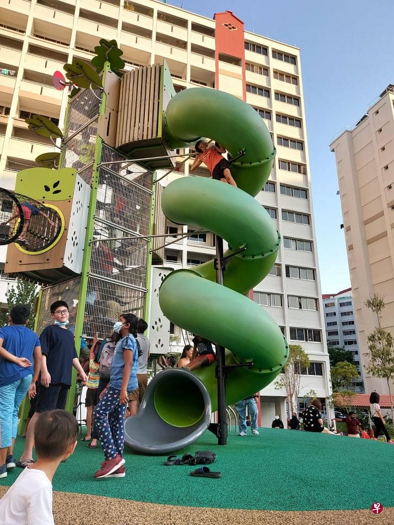 有少年不顾危险，攀爬到游乐设施的高处。（读者提供） 