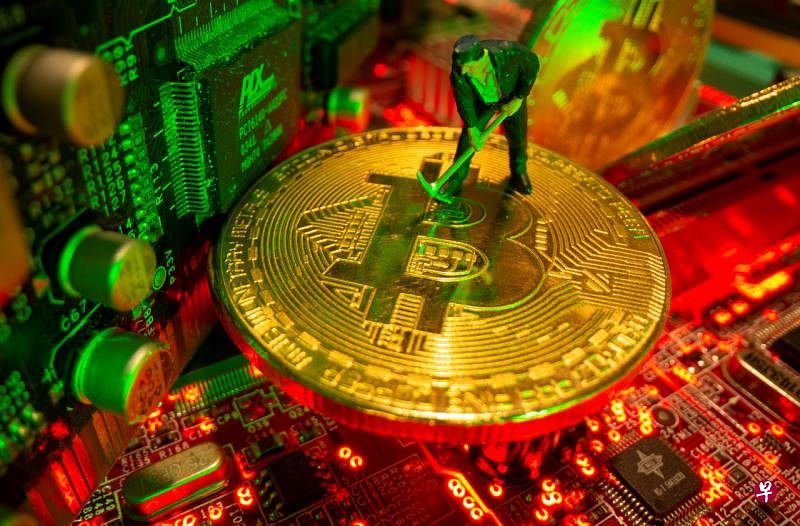 新加坡金融管理局一直在仔细考虑引入额外的消费者保护措施，这些措施可能包括对散户参与的限制。（路透社示意图） 