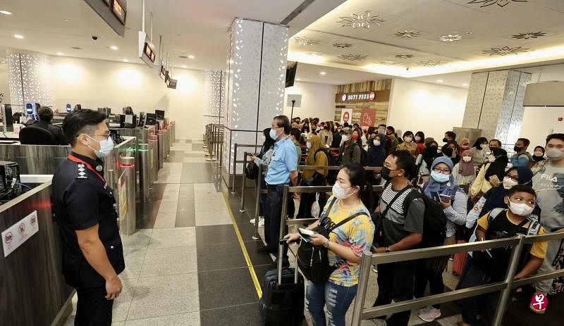 港湾中心渡轮码头抵境大厅内，不少回流的国际旅客排队等待通关。（邬福梁摄） 