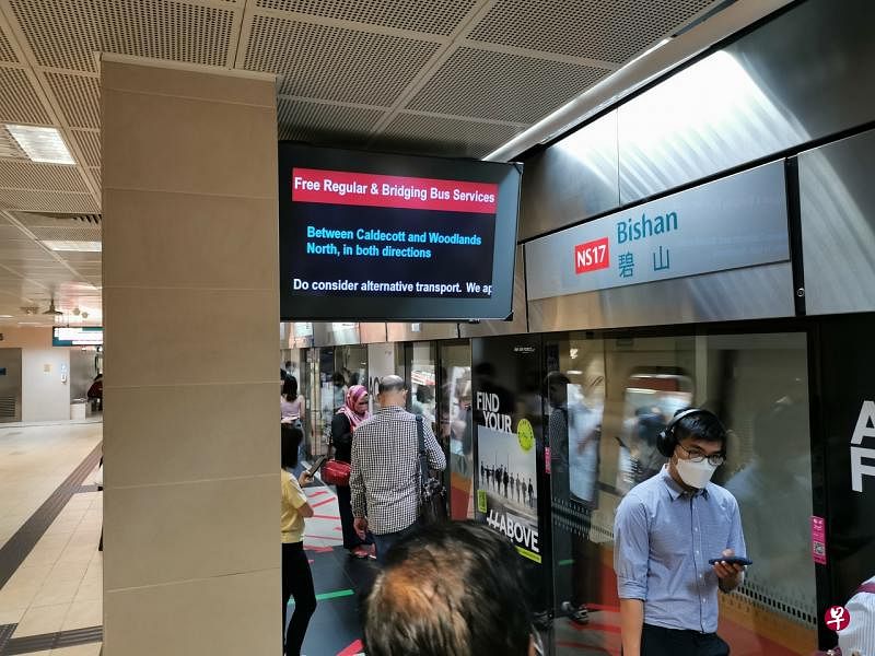 目前地铁服务暂停，六个列车的乘客已安全地被送往最靠近的地铁站。（曾坤顺摄） 