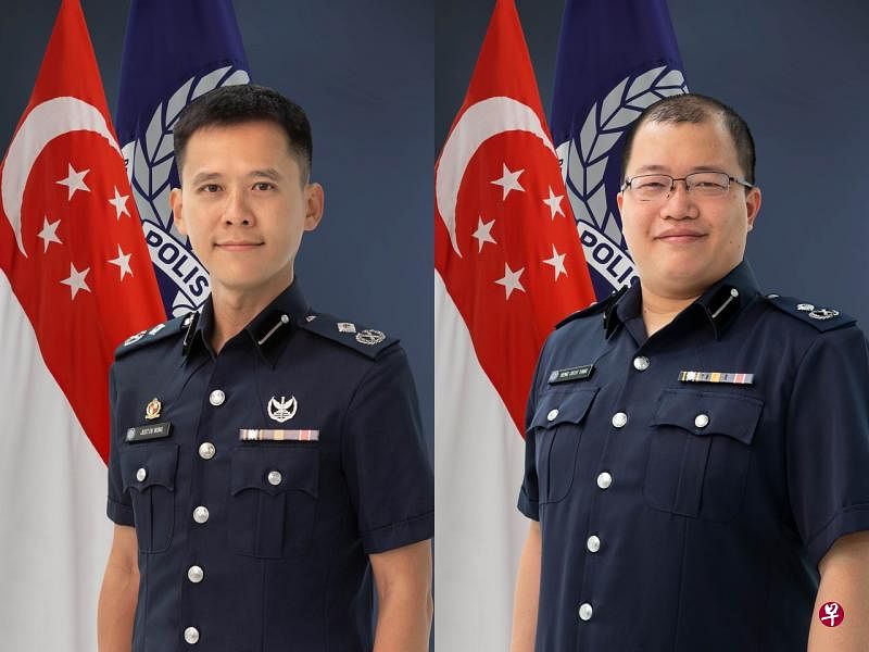 助理警察总监王兴顺（左）从助理警察总监王济扬手中，接过勿洛警署署长一职。（警察部队提供） 