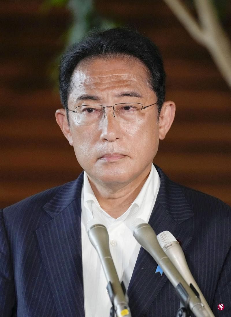 日本首相岸田文雄在东京对媒体说，前首相安倍晋三情况危急，并希望他能活下来。（路透社） 
