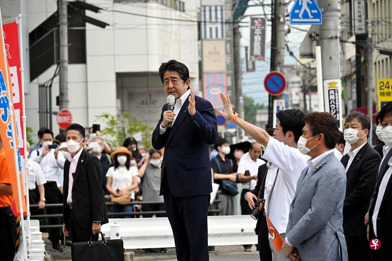 日本前首相安倍晋三在奈良市发表助选演说时中枪，送院抢救五小时后宣告不治，终年67岁。（路透社）

 