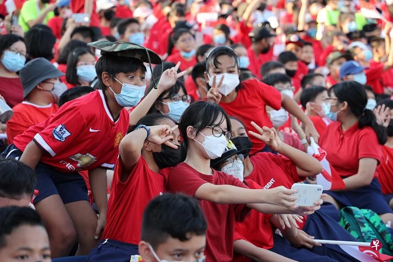 图为第一场国民教育演出，于7月2日在滨海湾浮动舞台举行，观众席再次迎来众多小五学生，提前为新加坡庆祝57岁生日。（梁麒麟摄） 
