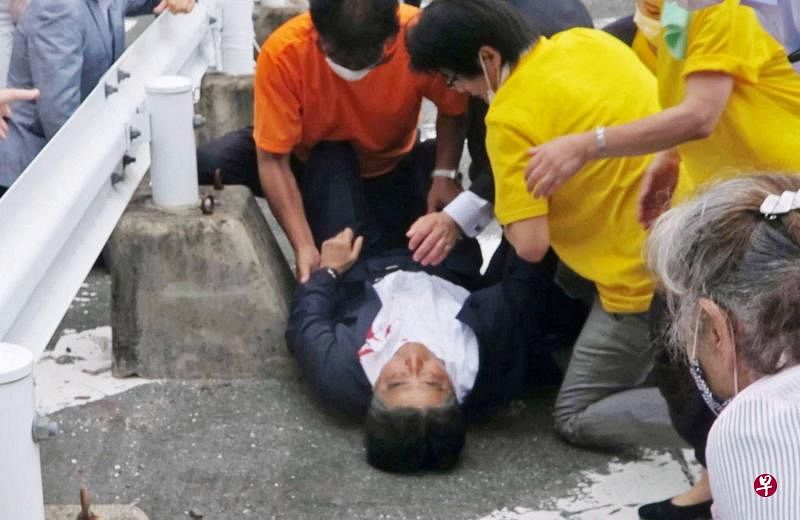 安倍晋三遇刺身亡，舆论质疑他的保安人员反应过慢。（路透社） 