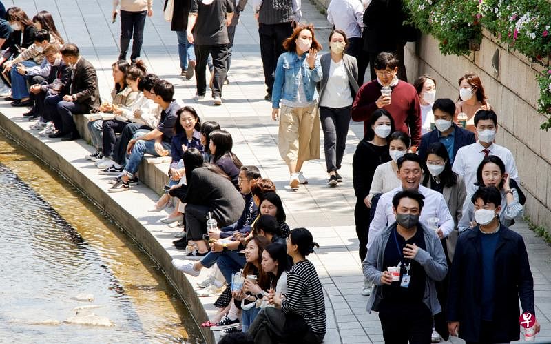 韩国总理韩悳洙说，奥密克戎BA.5变种毒株正在韩国扩散，且疫情复燃时间早于预期，决定扩大第四剂冠病疫苗的接种对象。（路透社） 