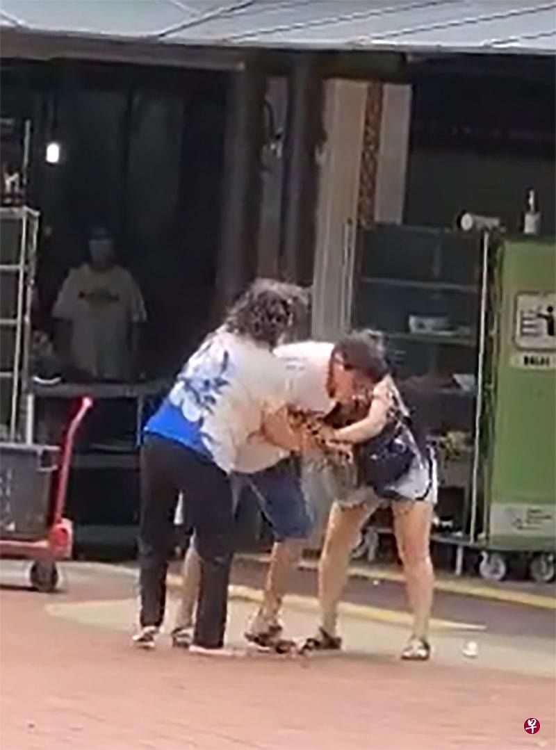 男子尝试阻止两女，不让她们继续打起来。（取自面簿） 