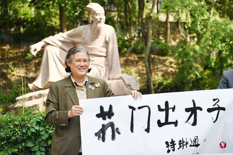 泰国公主诗琳通将以主宾身份出席由新加坡植物园举办的第18届泰国植物大会。图为诗琳通访四川期间在三苏祠内的苏东坡雕像前题字。 （中新社） 