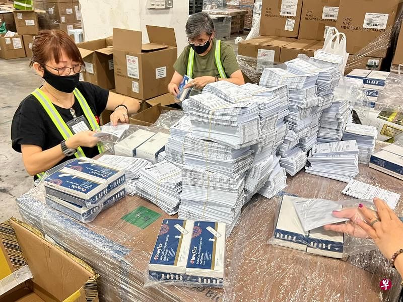 第三轮的抗原快速检测仪派发活动星期一（7月18日）开始，新邮政会在未来数周把抗原快速检测仪派送到各家各户的信箱。（取自王乙康面簿） 