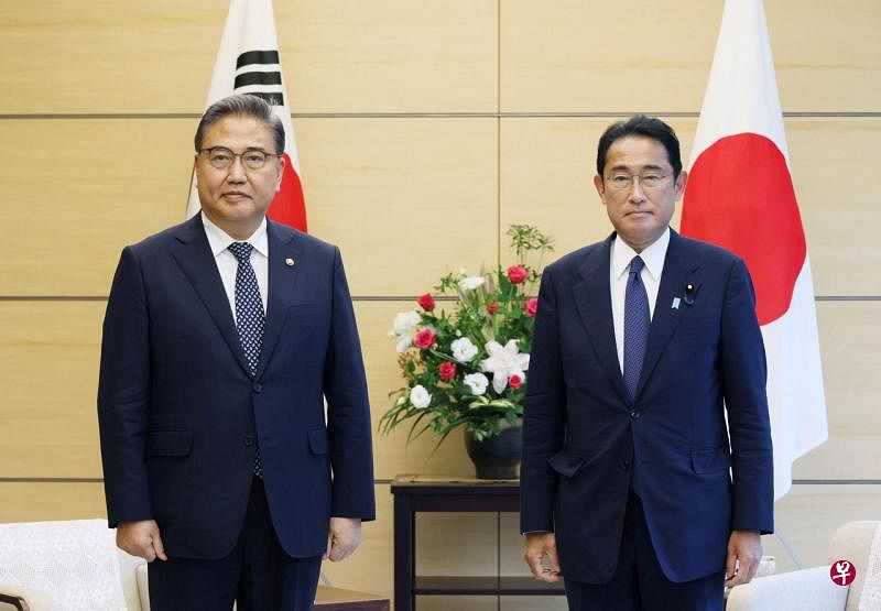 韩国外交部长朴振（左）在日本首相官邸拜会首相岸田文雄。（路透社）

 
