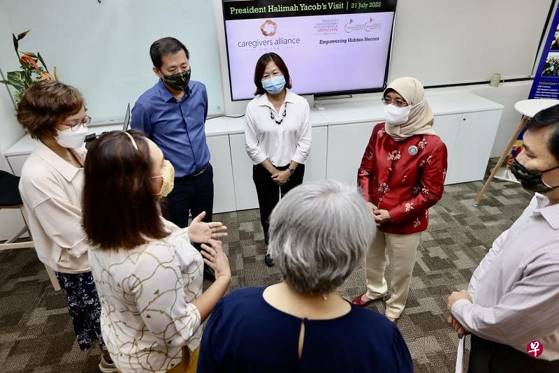 哈莉玛总统走访照顾者联盟时，与照顾者联盟的员工和看护者参与讨论。（张思庆摄） 