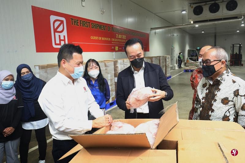 永续发展与环境部兼人力部高级政务部长许宝琨医生（中）与印尼驻新加坡大使苏里奥（右一）在龙合分销采购总监陸添喜的陪同下，今天（7月21日）走访龙合分销私人有限公司，视察刚抵达的冷冻鸡。（蔡家增摄） 