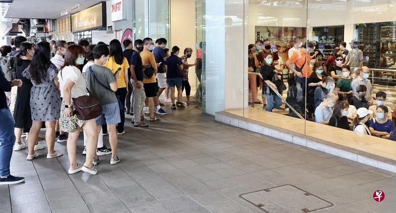 乌节坊奥奇分店11时开门，人潮马上涌入商场。（曾美玲摄） 