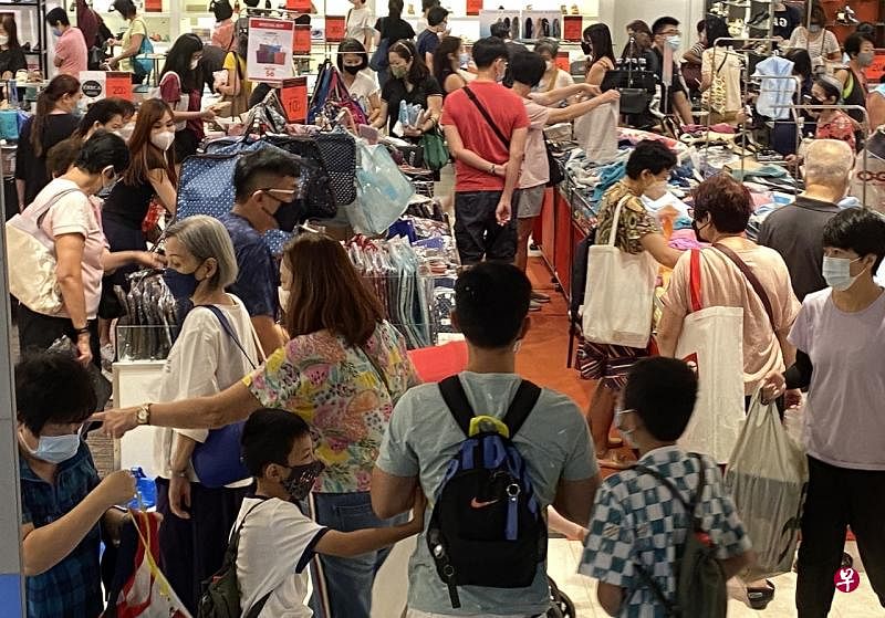 今天（23日）到乌节坊奥奇百货分店的人潮络绎不绝。（曾美玲摄） 