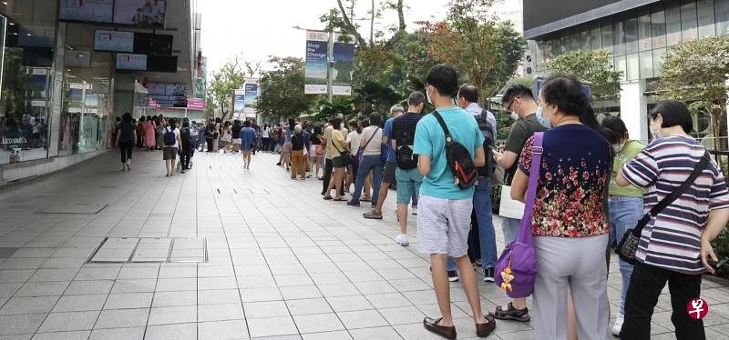 乌节坊的奥奇百货分店未开门前，已有300多人排队等候。（曾美玲摄） 
