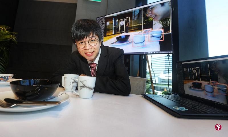 工艺教育东区学院二年级学生薛贺明（18岁）是人工智能学生外展计划下受益的一名学生。今年在完成了外展计划的初级课程后，他利用所学到的知识，进一步改善了他在去年利用人工智能所制作的“归还碗盘检测仪”。（萧紫薇摄） 