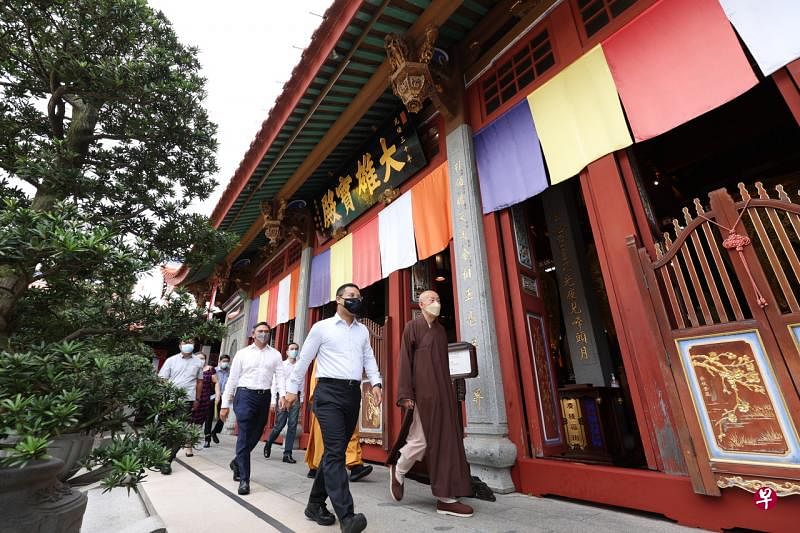 主管社会服务整合事务的国家发展部长李智陞（前排，左）星期四（7月28日）为莲山双林寺大雄宝殿和天王殿修复工程主持动工仪式。（何家俊摄） 