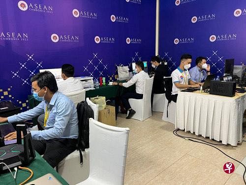 第55届亚细安外交部长会议和系列会议今年在柬埔寨金边的索卡金边酒店举行，来自世界各地的媒体工作者聚集在媒体中心。（柬埔寨通讯社） 