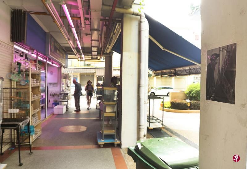 化妆品批发店陈姓批发商不满店前的盆栽遭踢倒，贴告示“通缉”踢盆栽男子。（蔡振鸿摄） 