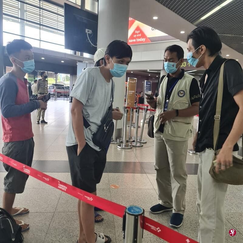 打工骗局受害者上个月在马来西亚驻柬埔寨大使馆官员（右二）的安排下，准备搭机回国。（马来西亚驻柬埔寨大使馆档案照） 