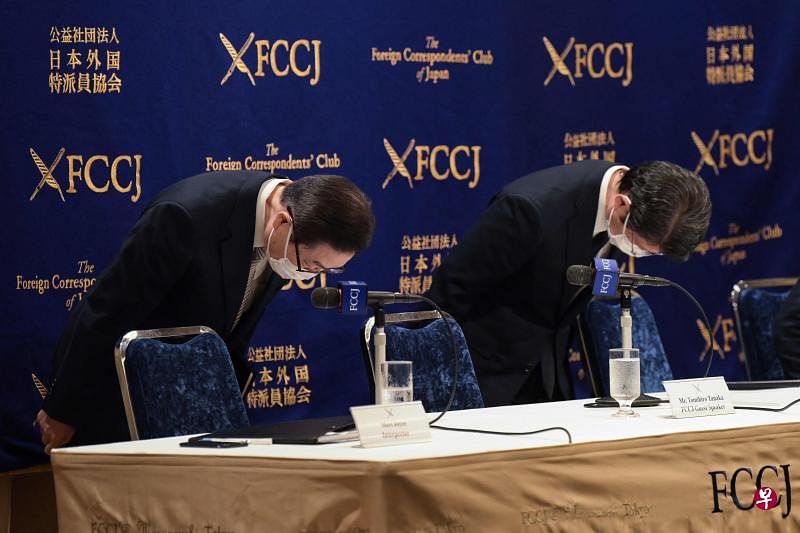 日本统一教主席田中富弘（左）在安倍遇害后，于8月10日召开新闻发布会。（法新社） 