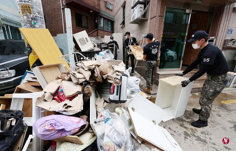 韩国中部地区暴雨导致11人死亡，八人失踪，18人受伤，548户982人受灾。（路透社）

 