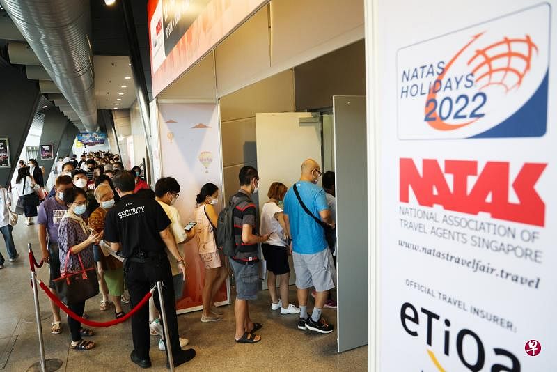 2022年新加坡全国旅行社协会（NATAS）旅游展时隔三年后，再度在新加坡博览中心举行，有想要订购出国配套的公众，早上8时就到场排队。图为早上10时旅游展正式开跑后，公众排队入场。 （蔡家增摄） 