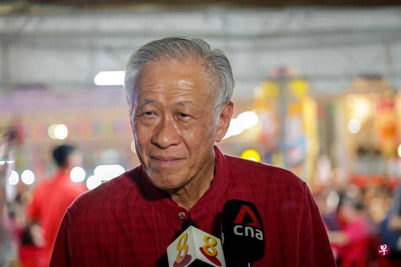 国防部长黄永宏医生说，初步调查发现，红狮跳伞表演须要采取一些措施降低风险。（叶振忠摄） 