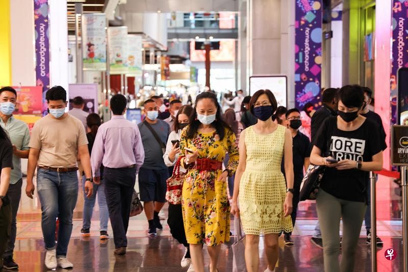 政府将进一步放宽戴口罩的规定，只有在公共交通工具上，以及诊所、医院和疗养院等医疗场所，才须戴口罩。（李冠卫摄） 