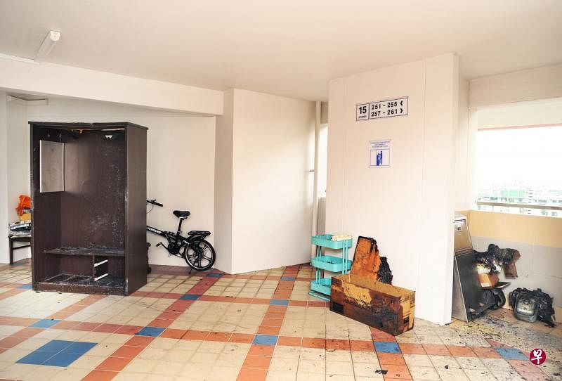 记者到场时发现被烧毁的部分家具。（蔡振鸿摄） 