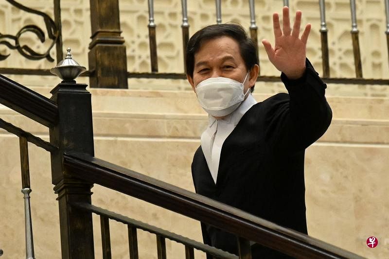 纳吉的辩护律师郑宝德8月23日早上抵达法院时，向媒体挥手示意。（法新社） 